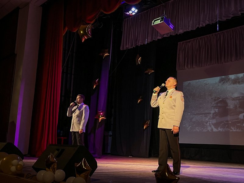 «ZOV сердца»: Вокальный ансамбль «Голоса Енисея» выступил с концертом в Краснотуранске