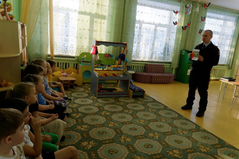В Краснотуранском районе сотрудники Госавтоинспекции провели для дошкольников мастер-класс по повышению заметности в темноте