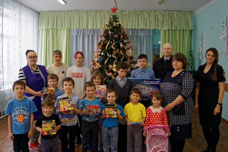 В Краснотуранском районе полицейские и общественники подарили детям новогоднее настроение