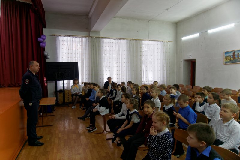 В Краснотуранском районе начальник отделения Госавтоинспекции рассказал учащимся о способах повышения безопасности на дорогах